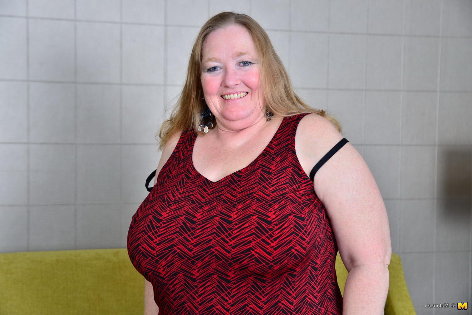 16P Big breasted British mature BBW getting naughty