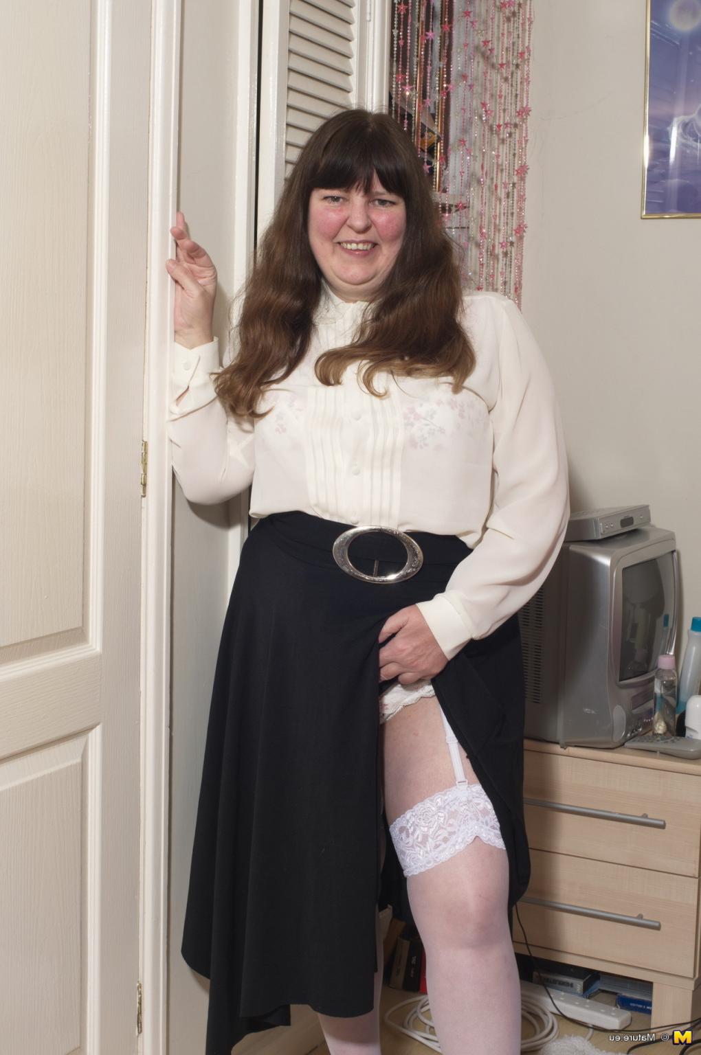 16P Big mature lady from England goes bananas