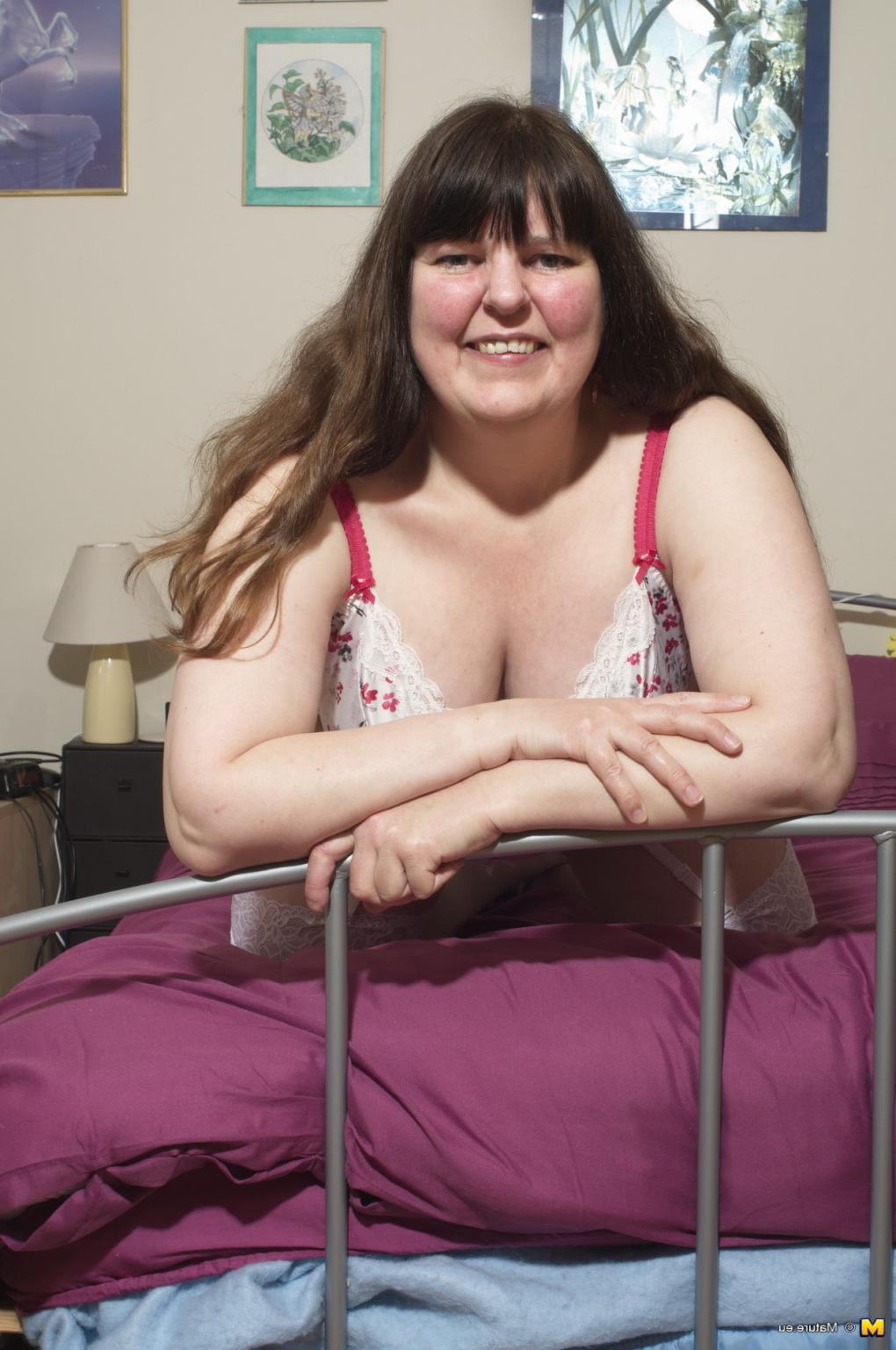 16P Big mature lady from England goes bananas