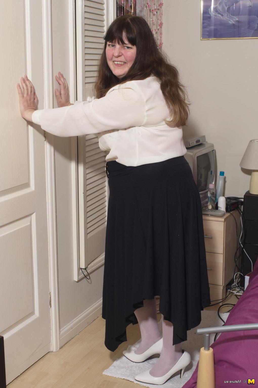 16P Big mature lady from England goes bananas