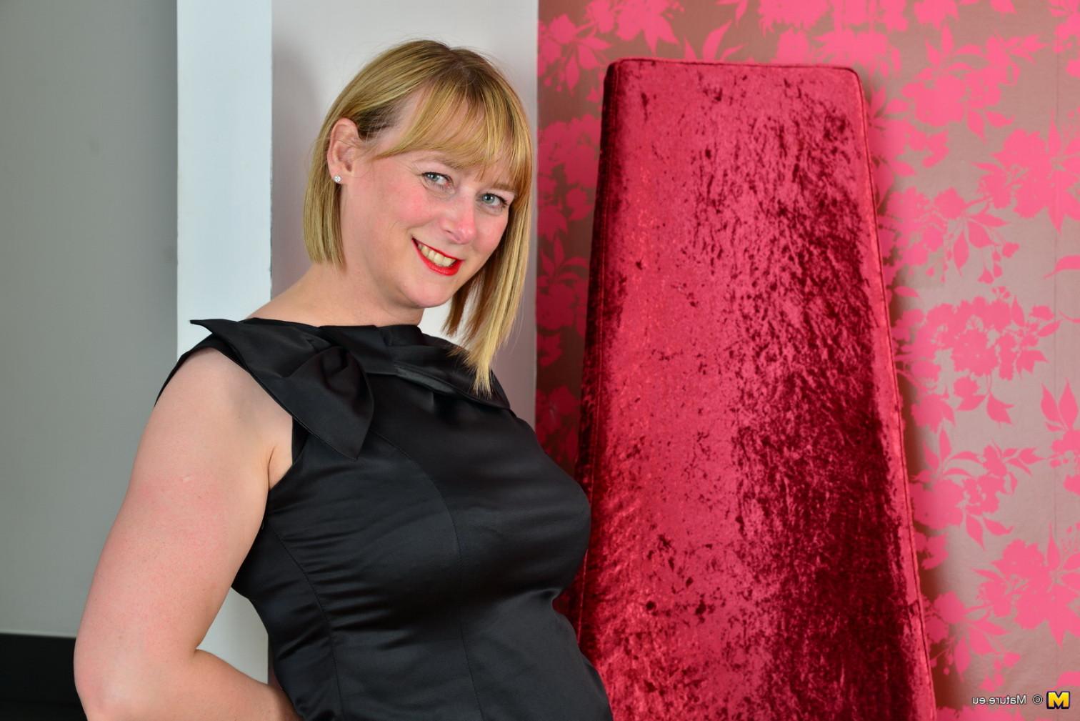 16P Curvy British housewife getting very frisky