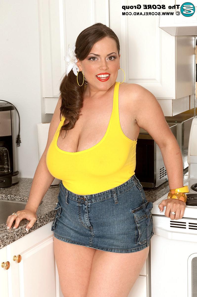 16P Taylor Steele boobs out in the kitchen
