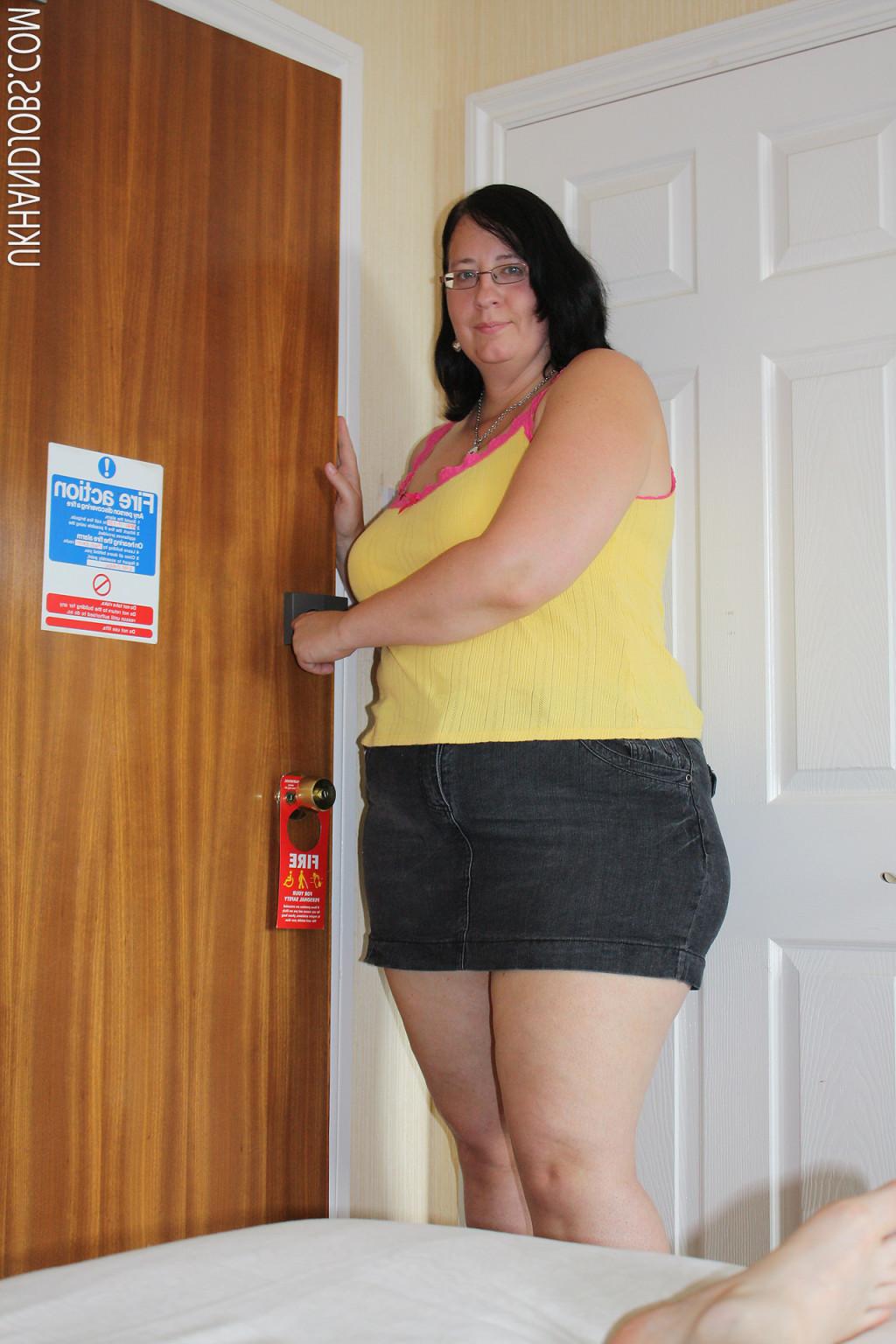 15P Fat British girl gives guy a handjob