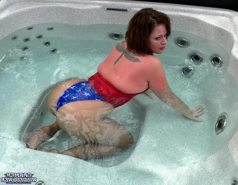 14P Hard nipple brunette stripping in a hottub