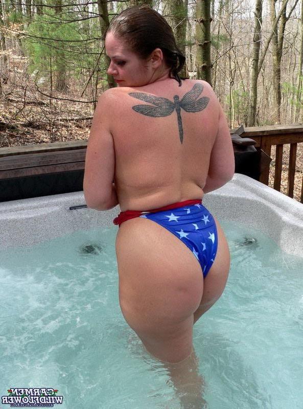 14P Hard nipple brunette stripping in a hottub