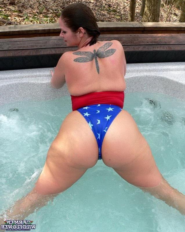 14P Hard nipple brunette stripping in a hottub