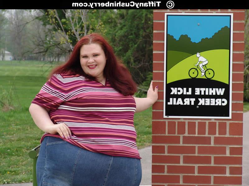 16P 400 Pound Fattie Flashes Her Tits And Ass In Public