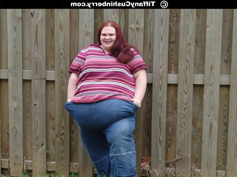 16P 400 Pound Fattie Flashes Her Tits And Ass In Public