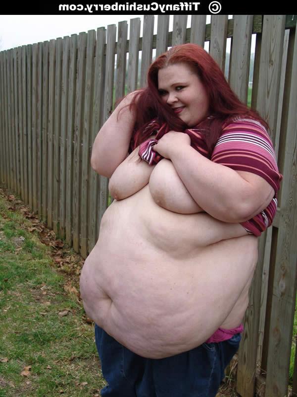 16P 400 Pound Fattie Flashes Her Tits And Ass In Public