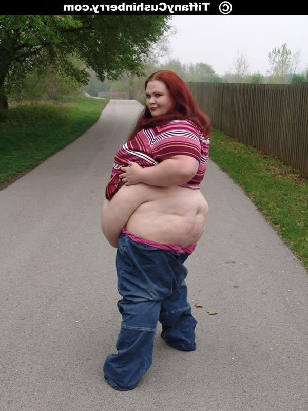 16P 400 Pound Fattie Flashes Her Tits And Ass In Public