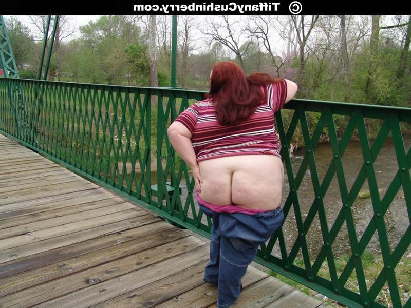16P 400 Pound Fattie Flashes Her Tits And Ass In Public
