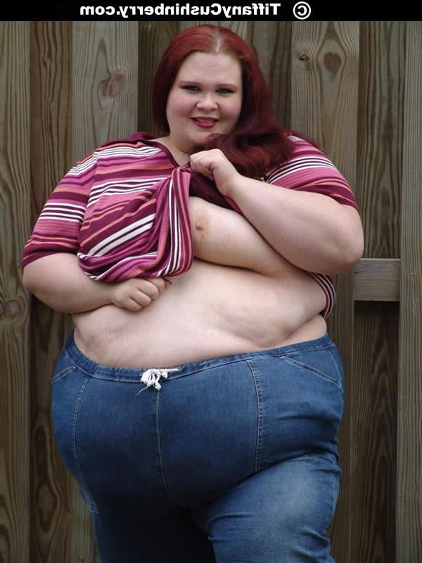16P 400 Pound Fattie Flashes Her Tits And Ass In Public
