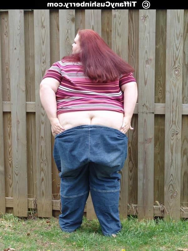 16P 400 Pound Fattie Flashes Her Tits And Ass In Public