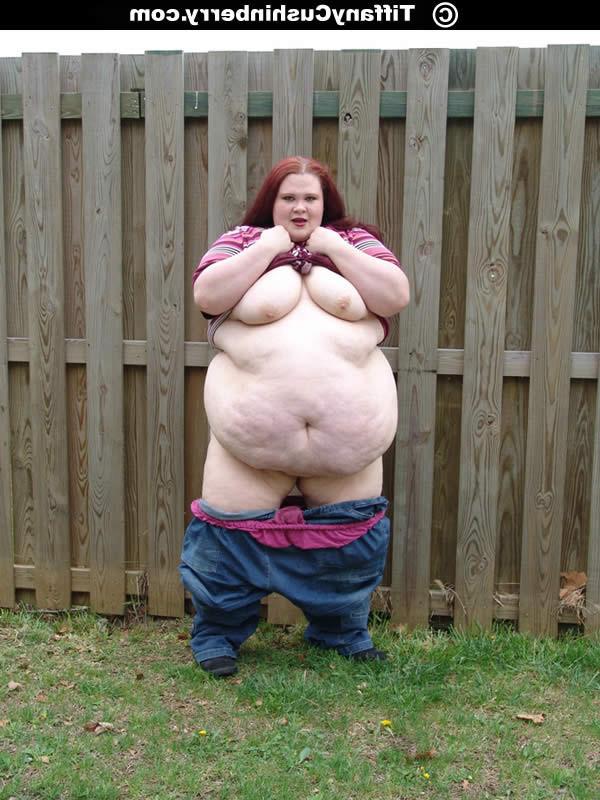 16P 400 Pound Fattie Flashes Her Tits And Ass In Public