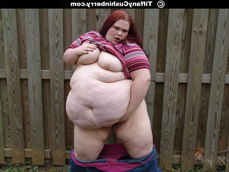 16P 400 Pound Fattie Flashes Her Tits And Ass In Public