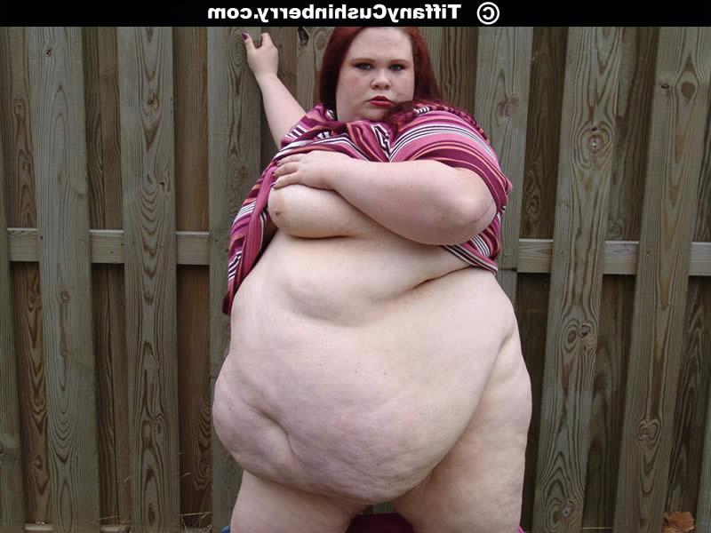 16P 400 Pound Fattie Flashes Her Tits And Ass In Public