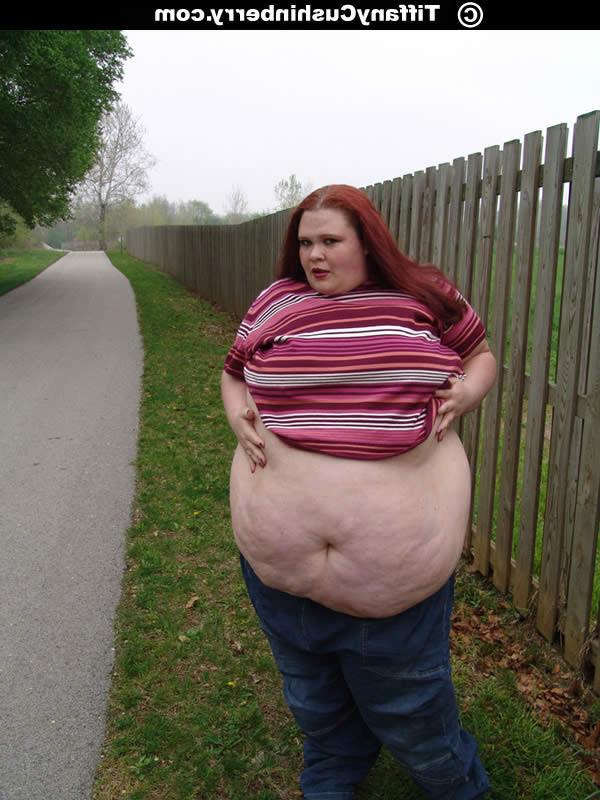 16P 400 Pound Fattie Flashes Her Tits And Ass In Public