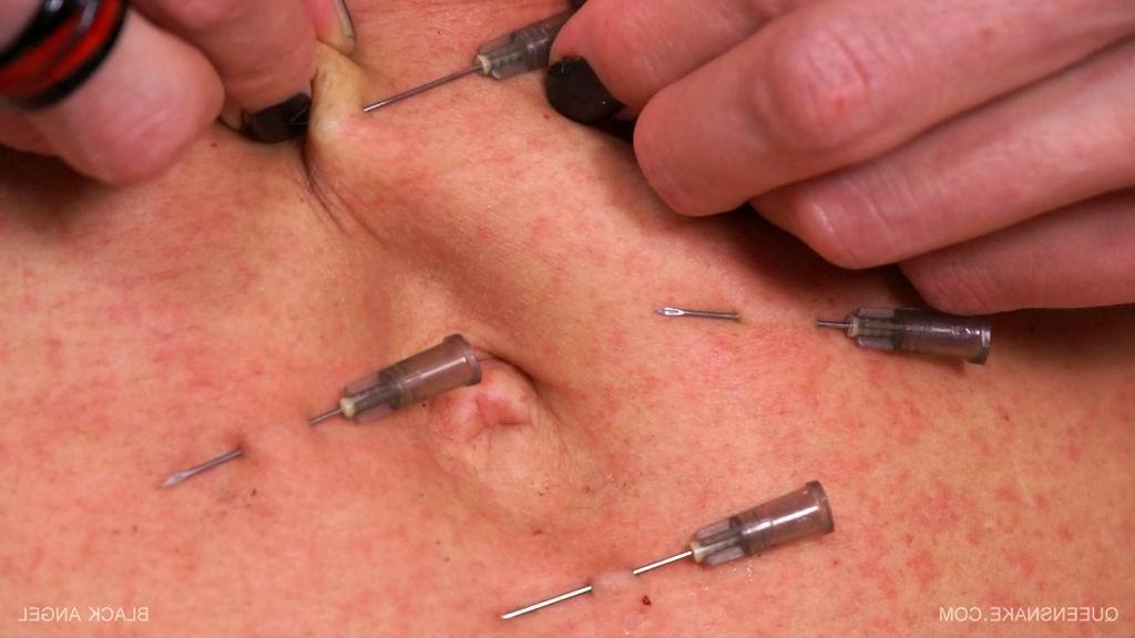 16P queensnake inserting needles in her pussy