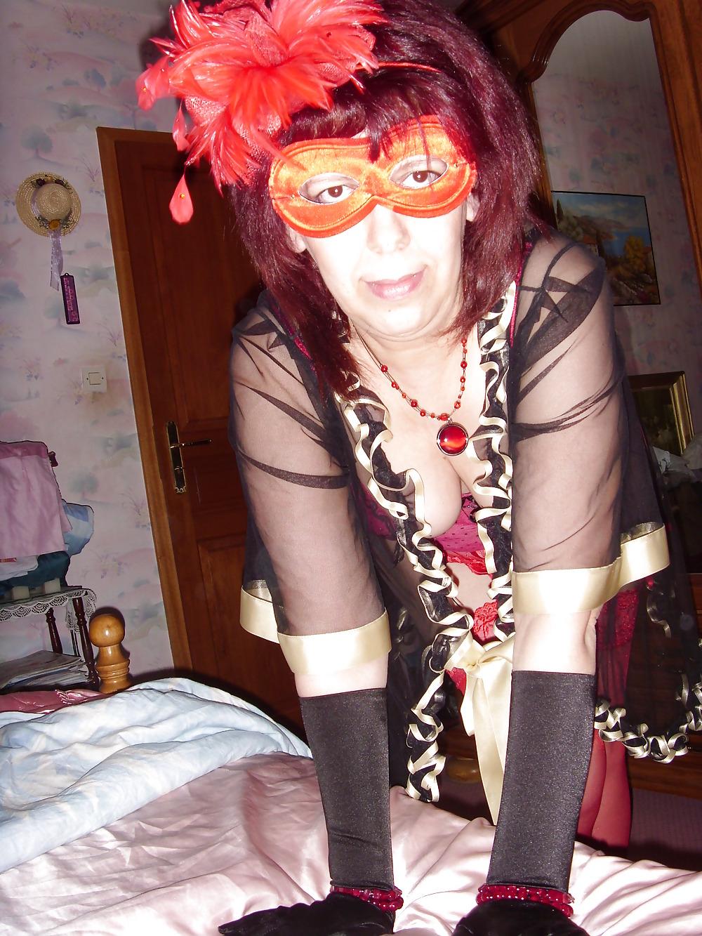 9P Sexy wife in red hot stockings