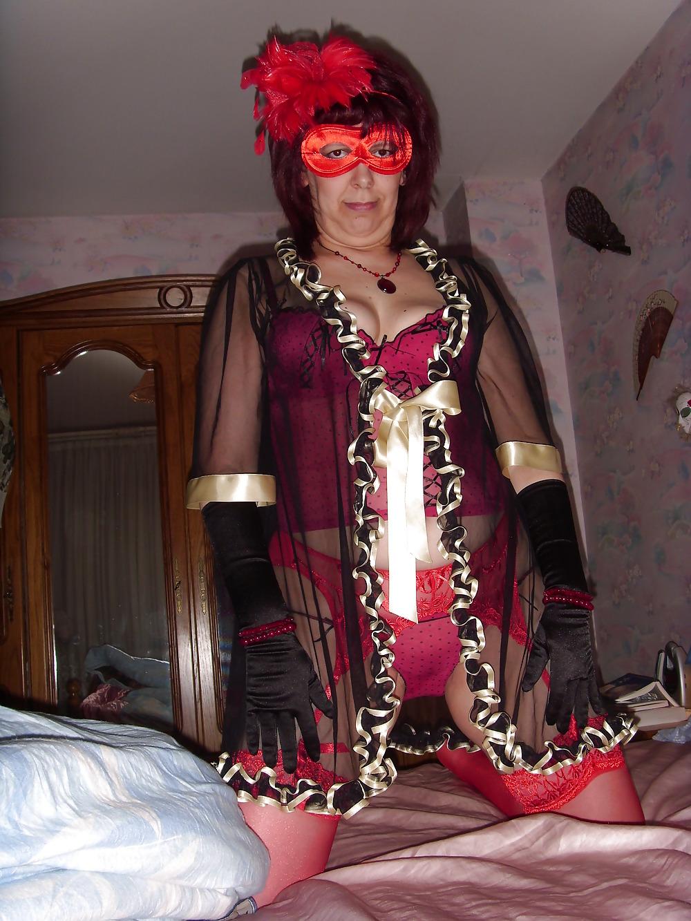 9P Sexy wife in red hot stockings