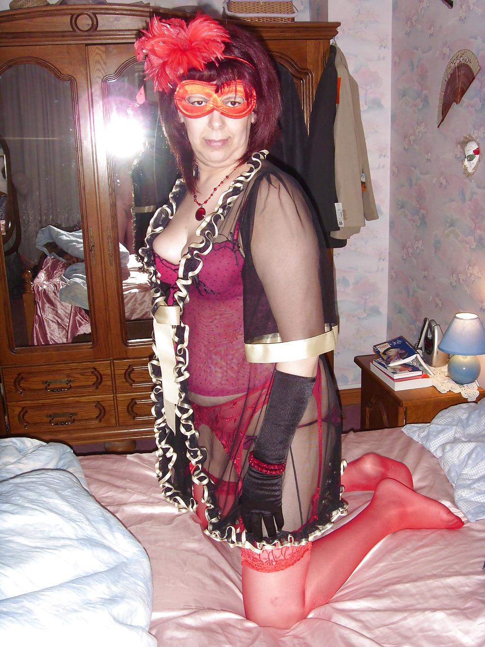 9P Sexy wife in red hot stockings