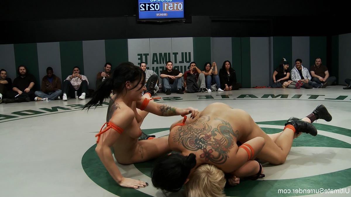 24P Non-scripted group lesbian wrestling in front of the audience