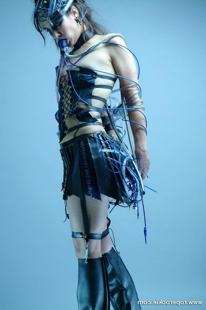 15P Gothic babe modeling for roperookie.