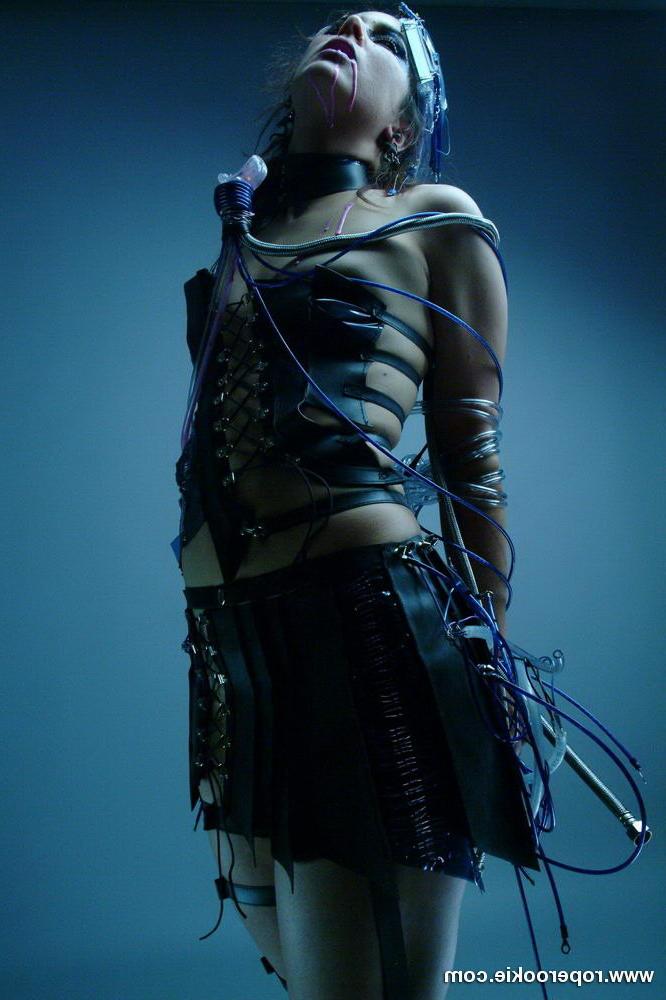 15P Gothic babe modeling for roperookie.