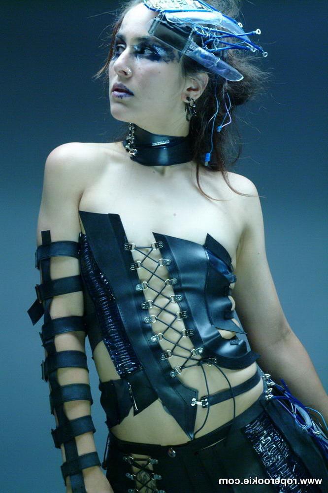 15P Gothic babe modeling for roperookie.