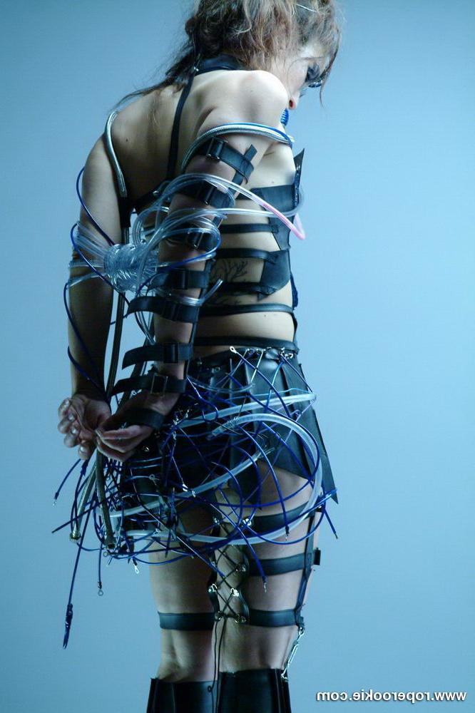 15P Gothic babe modeling for roperookie.