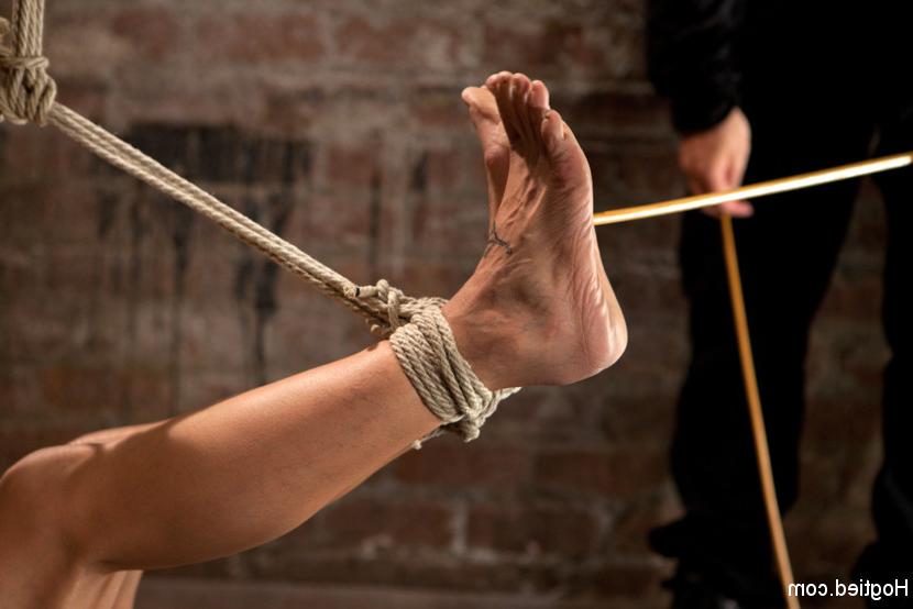 15P Part 1/3 of Oct. Live show. Sexy Amber Rayne gets severely bound, elbows togethe