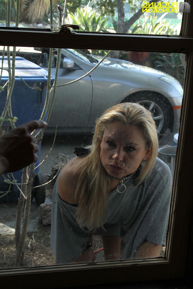 15P Amanda meets the Bondage Creep