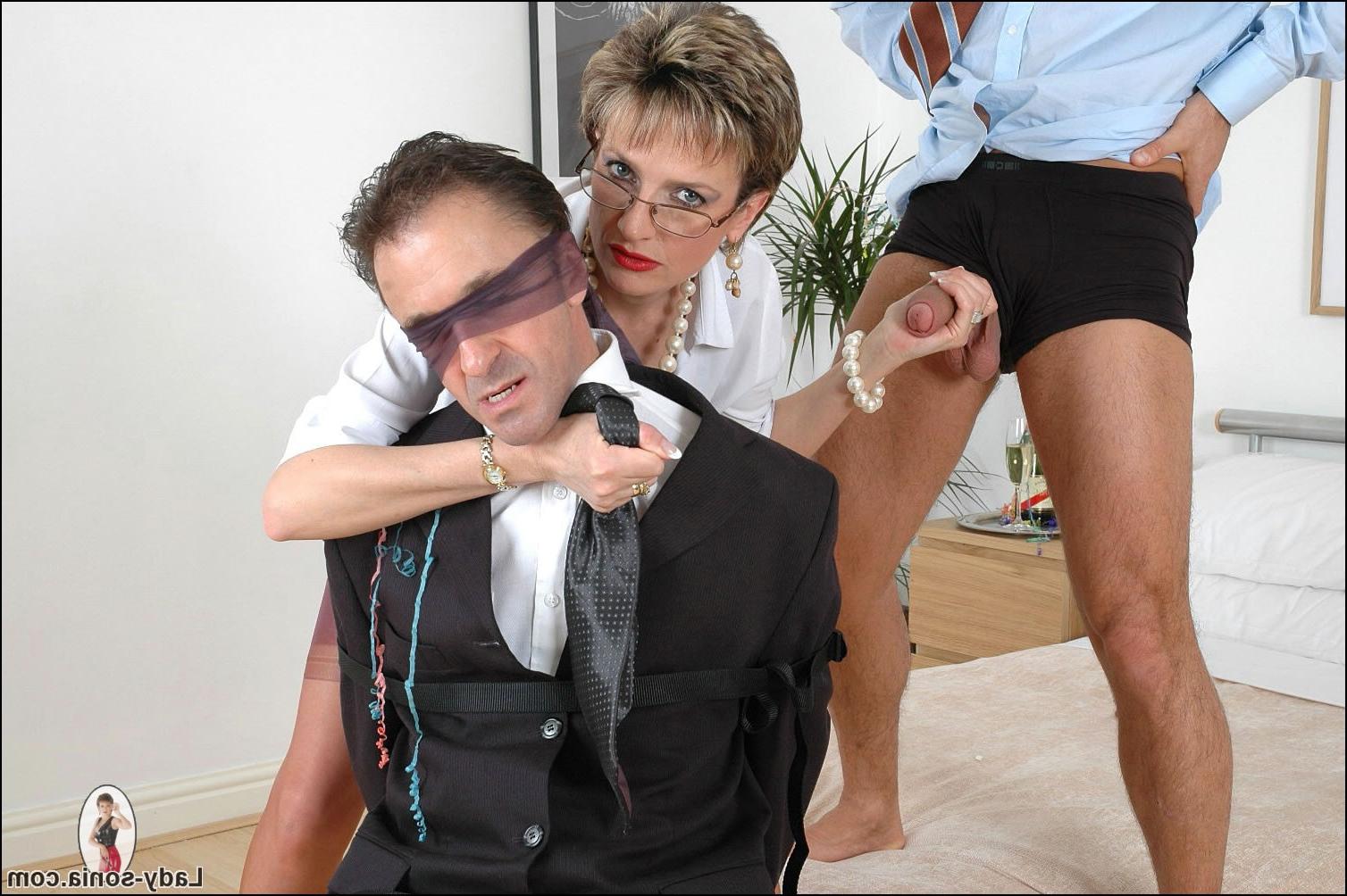 15P Mature british cuckoldrix sonia giving a blowjob