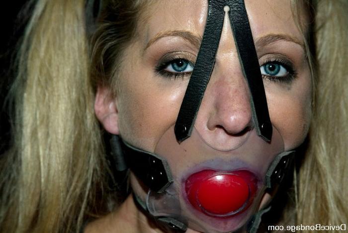 15P Bondage slave Dia Zerva gets weights clamped to her tits