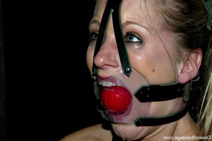 15P Bondage slave Dia Zerva gets weights clamped to her tits