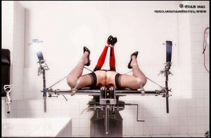 14P Redhead fetish babe gets her pussy clothespinned
