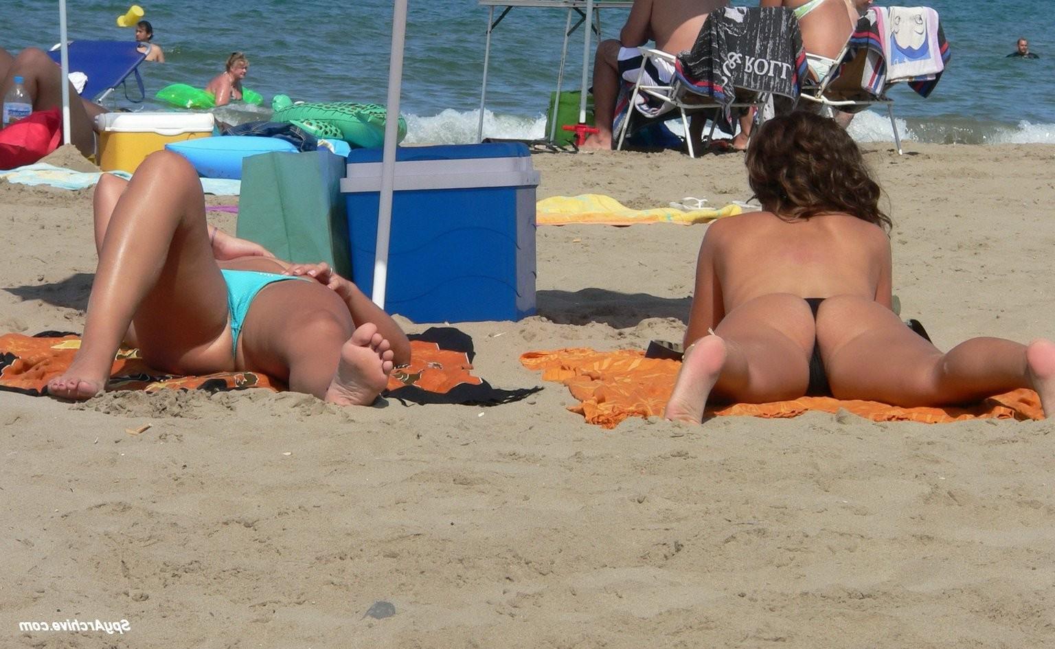 15P Voyeur pictures of topless brunette hottie with tight body