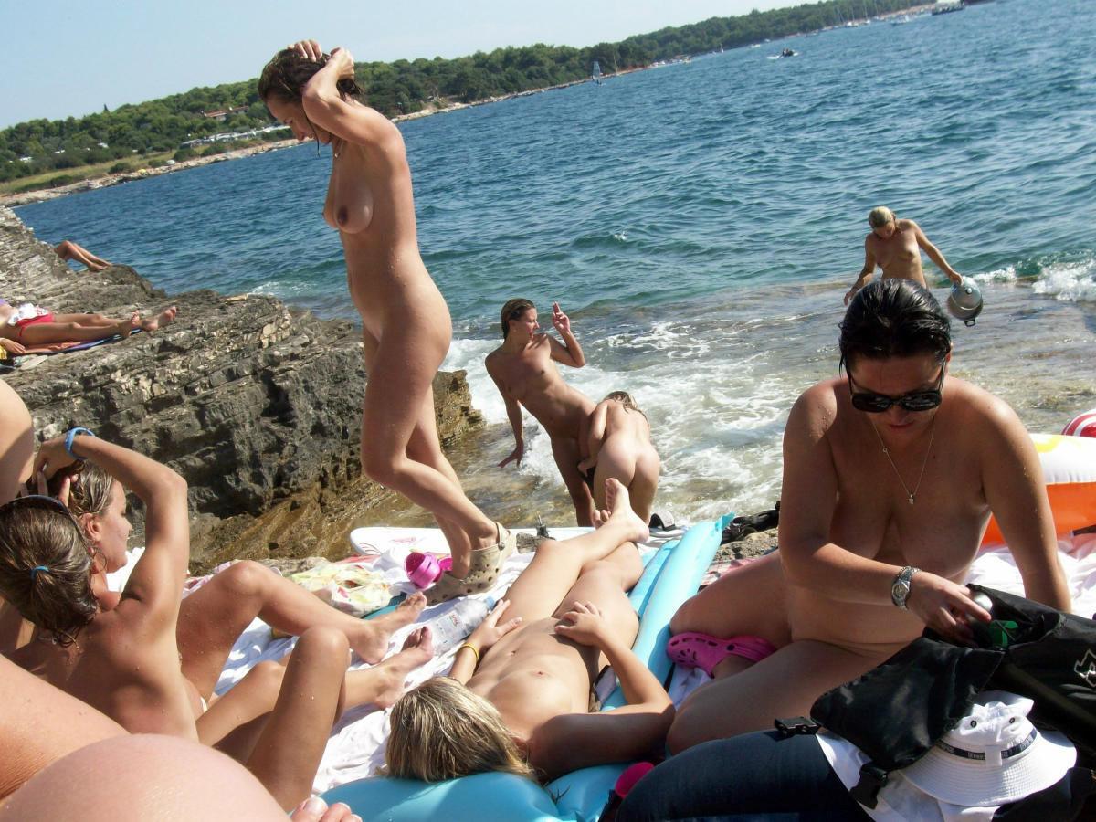 15P Every inch of this gorgeous nudist is on display