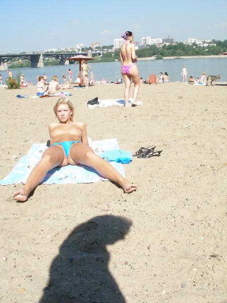15P Amazing shots of a gorgeous nudist babe sunbathing