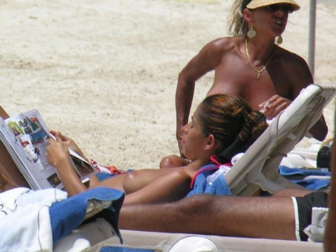 15P Gorgeous nude girl exposes her skinny nude body