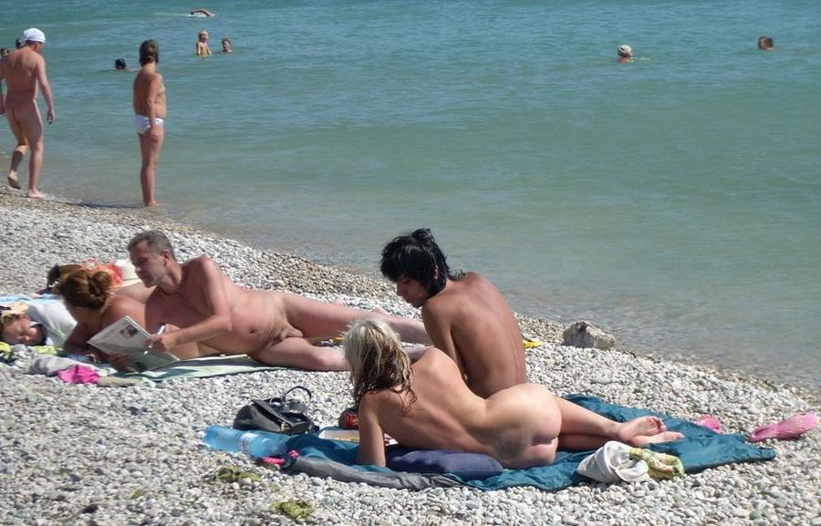 15P Gorgeous nude babe with a nice ass sunbathes