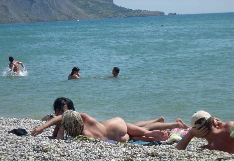15P Gorgeous nude babe with a nice ass sunbathes