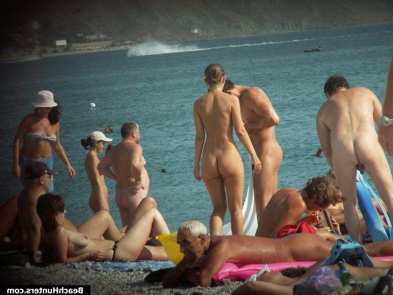 15P Amateur nude babes in public place