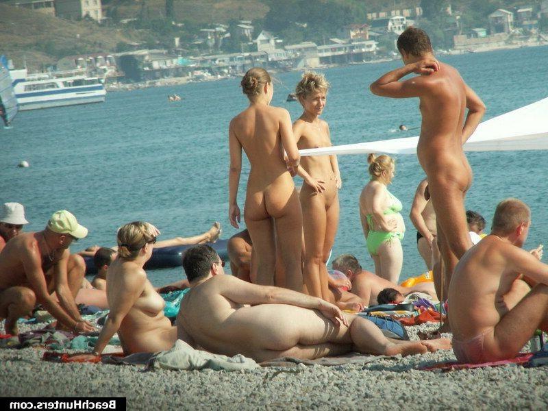 15P Amateur nude babes in public place