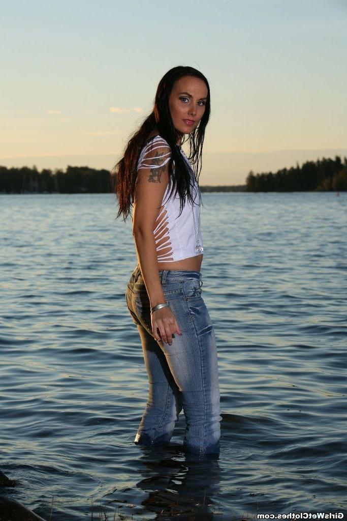 25P Wet sexy jeans girl swimming