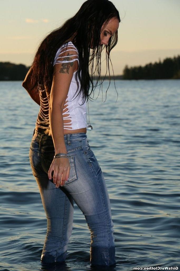 25P Wet sexy jeans girl swimming