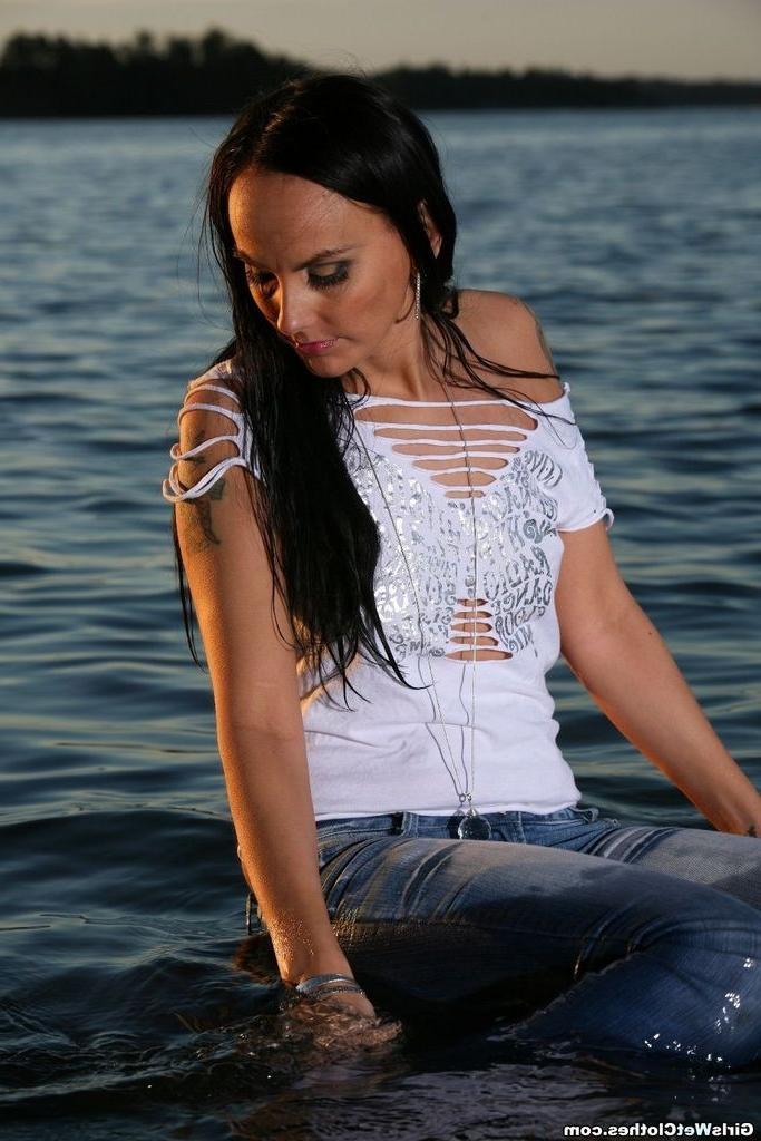 25P Wet sexy jeans girl swimming