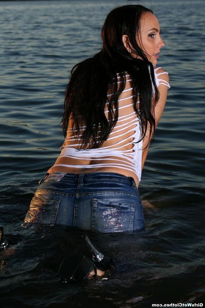 25P Wet sexy jeans girl swimming