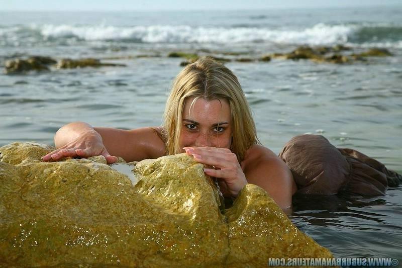 16P Amateur Fingering Her Pussy At The Beach