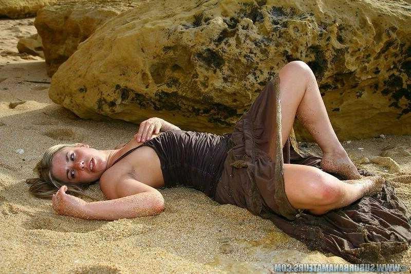 16P Amateur Fingering Her Pussy At The Beach